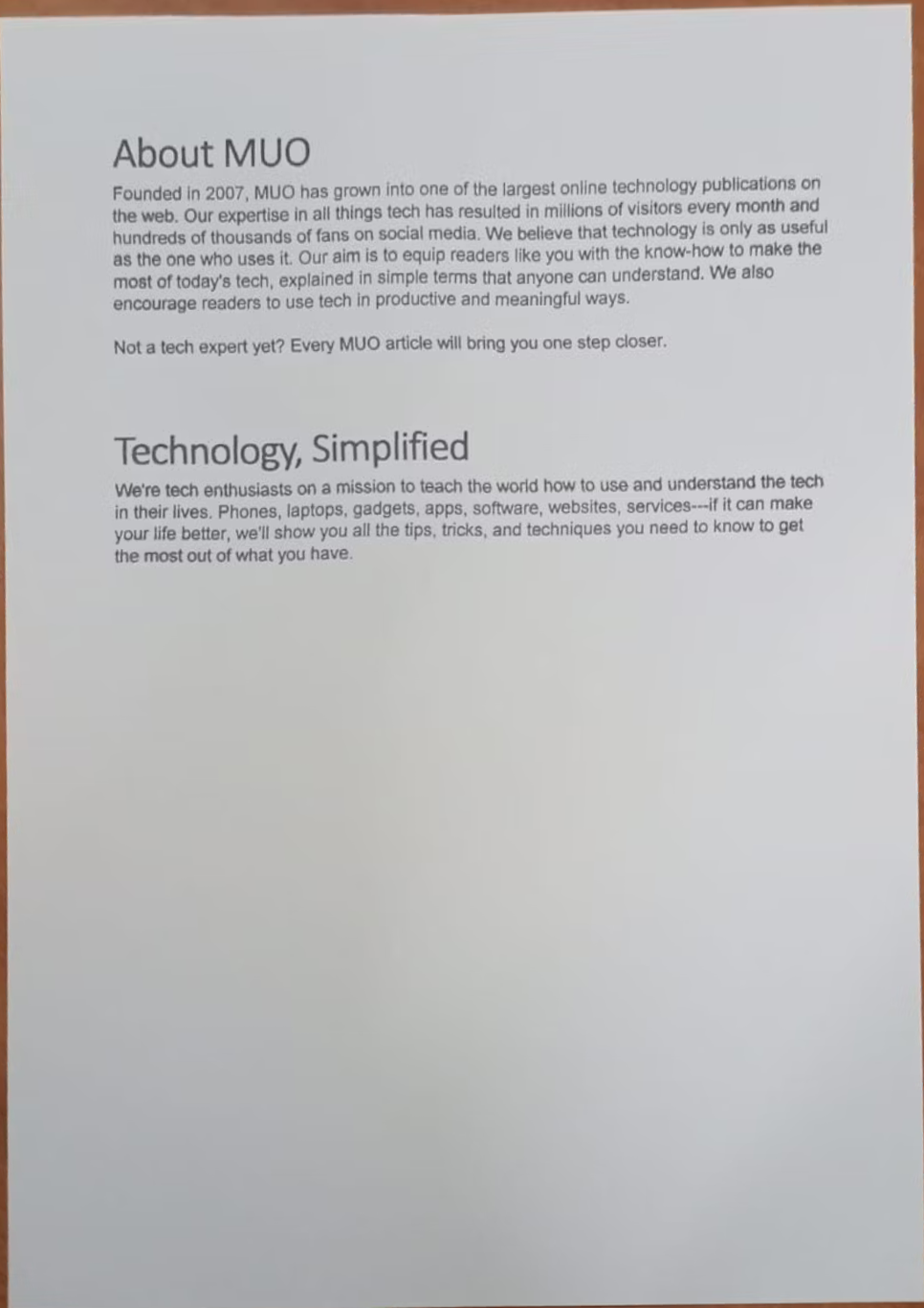 木目の机の上に置かれた正面撮影の文書 - くっきり