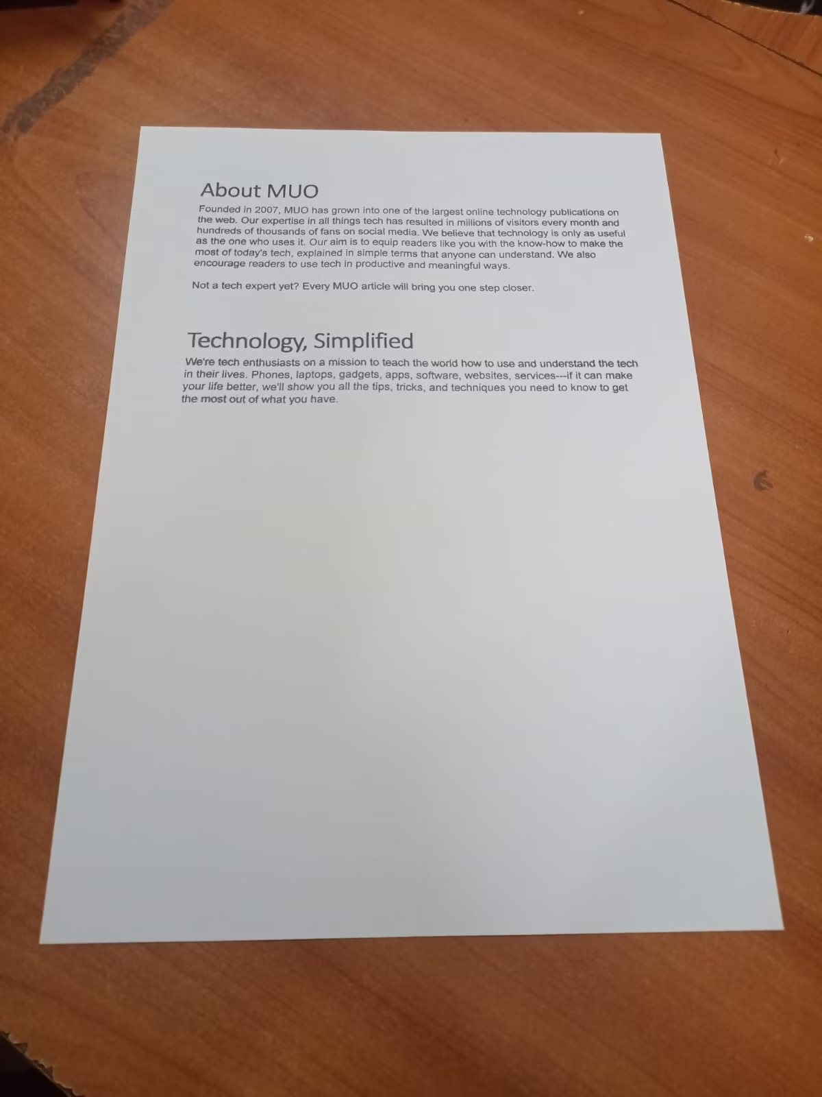 木目の机の上に置かれた正面撮影の文書 - 台形選択